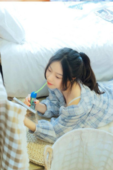 他含着她的奶边摸边做
